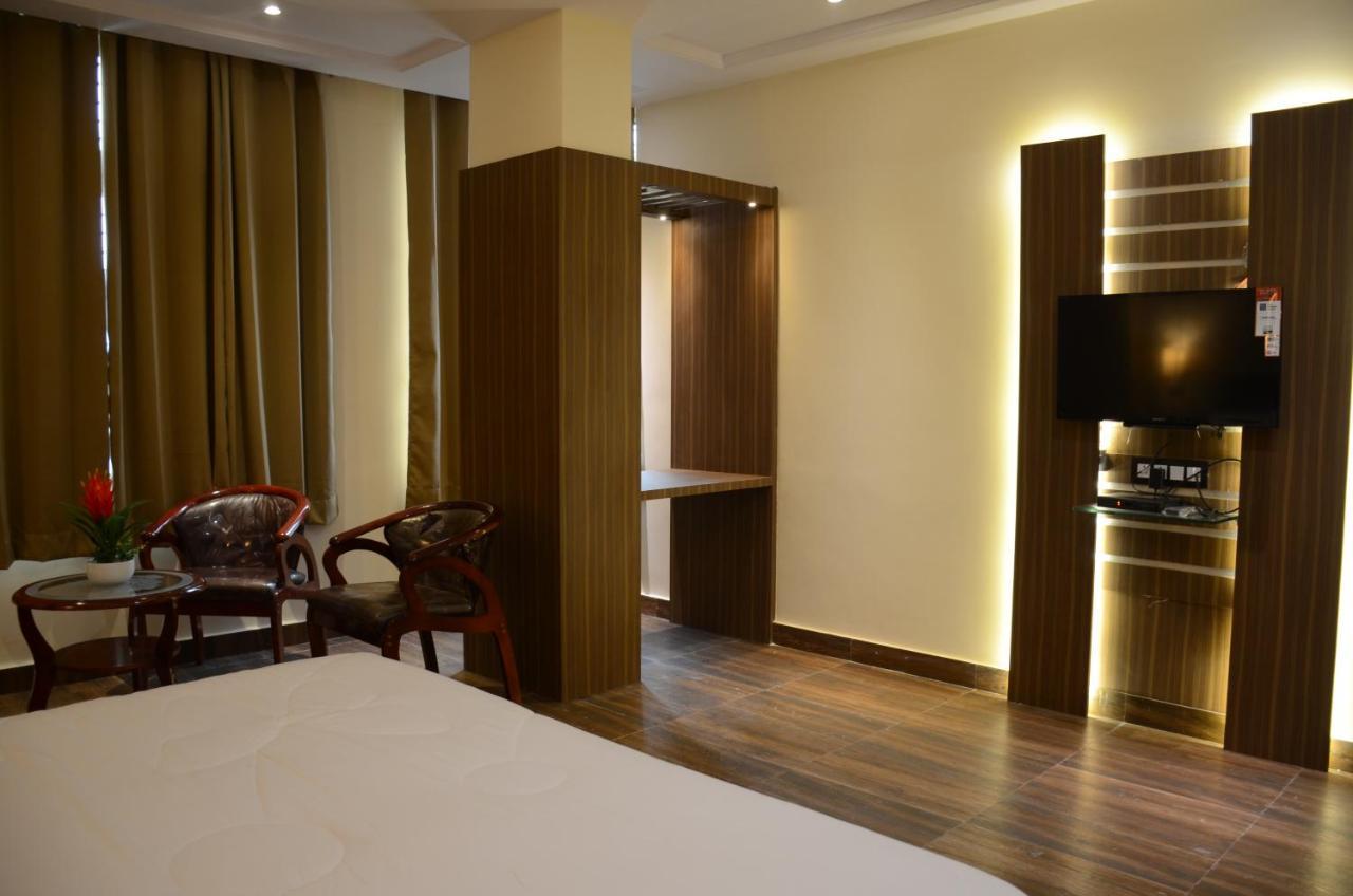 Hotel Puja Residency Varanasi Exterior foto